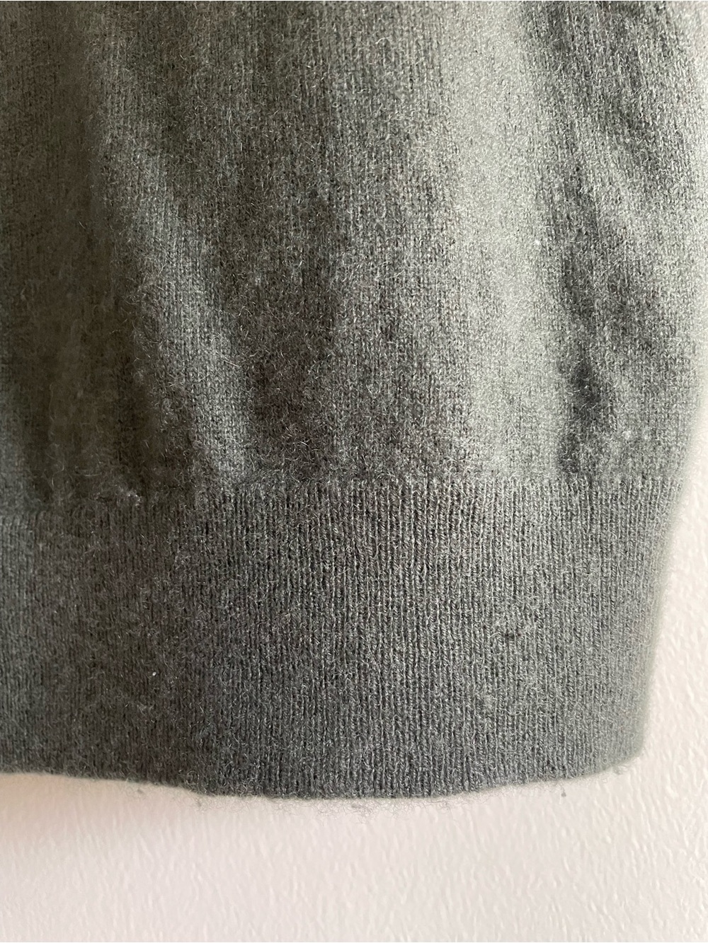Quince Men's Mongolian Cashmere V Neck Sweater Moss Green Quiet Luxury - Picture 5 of 8